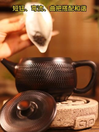 紫陶凝润塑壶身,跳刀肌理藏苍劲,凤鸣灵韵隐于器。沏茶时似闻清音,握感趁手储香佳,尽显匠心与雅致。#茶文化 #茶具好物推荐 #器物之美