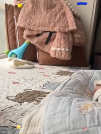 #我要上热门 满月之后就可以练习抬头和追视了 还能哄娃 爸爸安排的这个玩具宝宝很喜欢 #小福兔跳舞 #哄娃神器 #练习追视 #小福兔