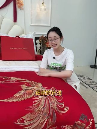 送蚕丝被+羊毛被!水星家纺是懂“加料”的! > 买一套高品质四件套 > 水星直接给你“加料”: > 加一床澳洲羊毛被(暖)🔥 > 加一床桑蚕丝被(润)💧 > 加一对蚕丝枕芯(好眠)😴 > 再加一对压床娃娃(好福气)🎎 > 这“料”加的也太足了!冲! > #家纺 #水星 #品质生活