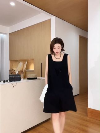 小众设计极简V领醋酸背带裤 这款小众设计的极简V领醋酸背带裤,简直是时尚界的“隐藏款”宝藏!V领设计拉长颈部线条,简约中带着小性感。醋酸面料垂坠感十足,透气又显高级质感。直筒背带裤型藏肉显瘦,包容各种腿型。日常通勤、周末出游,轻松搭配,随性又时髦。  ,#小众背带裤  #醋酸面料  #极简风穿搭