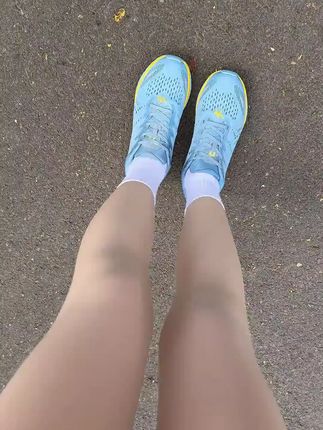 跑步一定要穿跑步鞋,这样才能有效保护脚部,好鞋不怕比!这款专业跑鞋,起步弹簧,落地踩毯,缓震轻便,既然决定跑步了,那就千万别放弃!#好鞋推荐 #跑步鞋推荐 #好鞋分享 #百搭跑步鞋 #运动护膝跑鞋