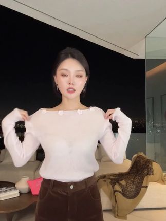 #穿搭技巧#yoyo#女装穿搭#FORNI#女装搭配FORNI+玫瑰的故事+手工钩织花朵羊毛针织衫