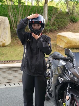 晴天雨天都能穿的雨衣,面料防刮耐磨,长时间骑行也不会渗水漏水哦!#骑行套装 #雨衣 #外卖小哥