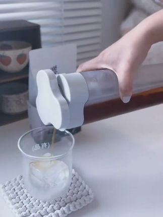 拆箱WATCHGET冷泡瓶 | 快速喝咖啡大法 踩住夏天小尾巴,再喝点冷萃吧 冷泡壶:WATCHGET600ml 水粉笔:1比13,我用的是25g豆子加325g水 冷藏一夜就ok啦 堪称消肿神器 #WATCHGET冷泡瓶 #冷萃咖啡 #咖啡日常 #自制咖啡攻略 #居家咖啡角