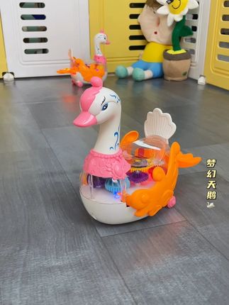 鹅鹅鹅~边走路边唱儿歌的天鹅太好玩啦!遇障自动转弯,还会唱儿 歌,叫爸爸妈妈!#早教益智玩具 #透明齿轮天鹅 #哄娃神器 #引导宝宝爬行玩具