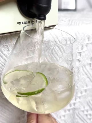 醉鹅娘每日红酒Mojito清爽白葡萄酒柠檬薄荷低度微醺酒3L 醉鹅娘每日红酒Mojito清爽莫吉托白葡萄酒薄荷低度微醺酒3L盒装#微醺时刻 #每日红酒 #白葡萄酒 #调酒日记 #莫吉托女孩