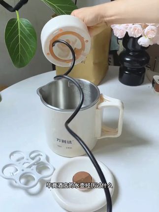 酒店的烧水壶真的不敢用,自己带一个这种 #便携式烧水壶 可以烧水泡茶冲奶冲咖啡,还可以煮面熬粥煮鸡蛋,涮火锅,真的太实用了,关机小小一个不占地方,还能带上飞机高铁火车,真的贼方便 #烧水壶  #折叠烧水壶  #出差旅行必备  #假期