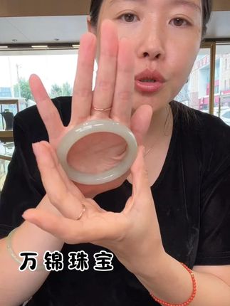 🍃什么镯子君君竟然才卖1000出头 这个料子更均匀更冰透 带手上太绝了 大家闭眼拍#万锦珠宝直播间 #万锦珠宝店铺 #和田玉