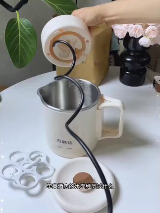 真的别用酒店的烧水壶,自己带一个这种#便携式烧水壶 可以烧水泡茶冲奶冲咖啡,还可以煮面煮粥煮鸡蛋,真的很实用,关机小小一个不占地方,还能带上飞机高铁火车 真的贼方便。#烧水壶  #折叠烧水壶  #出差旅行必备  #假期 #好物推荐🔥