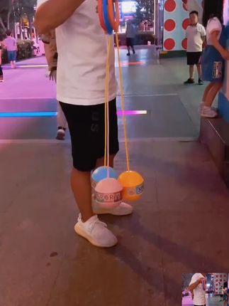 创意玩具带灯发光跳跳球甩脚蹦蹦球平衡感统#发光跳跳球 #发光跳跳球甩脚球 #发光跳跳球特别锻炼孩子平衡感
