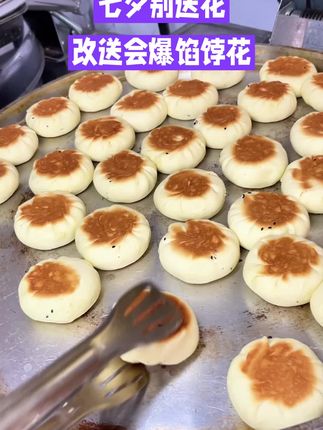 女孩的指尖魔法:吃了饽花,连做手工都带着甜蜜灵感 #手巧女孩养成记 #创意七夕礼物 #甜蜜小食光 #健康零食 #巧果