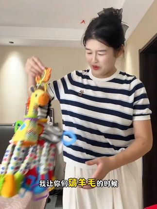 哇塞,这种大品牌做活动的时候是真不多啊,刷到有库存赶紧冲,怪不得人家卖的这么火爆真的是有原因的,全身都是机关,平时就挂在婴儿车上,婴儿床上,妥妥一个 #哄娃神器 趁现在这么划算,刷到的妈妈赶紧给你家宝宝安排一个玩 #母婴好物 #宝妈推荐 #jollybaby