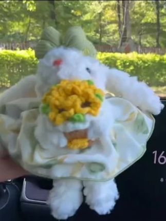 小兔捧花治愈一整天🥰专属于屏幕上的小浪漫#车载摆件 #汽车装饰 #汽车用品 #有车必备 #汽车摆件