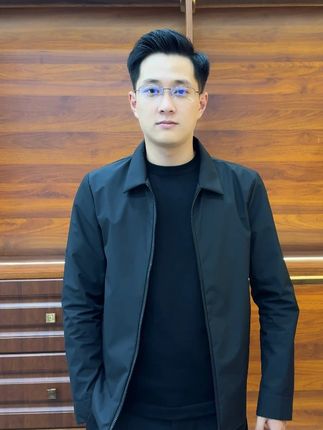 行政夹克不仅是一件衣服,更是一种态度,它代表着稳重、可靠。#品质男装 #穿出高级感 #男生穿搭 #夹克外套 #男装