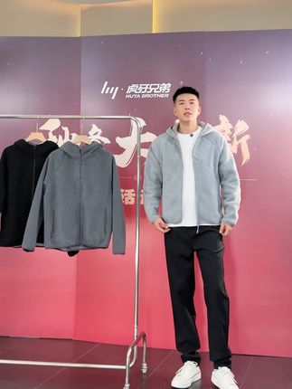 寒风凛冽又如何!这款男士秋冬新款拉链厚款连帽外套,款式宽松大气,能把冷风狠狠挡在外面,再也不怕冻手冻脚,快冲!#男士外套 #外套 #连帽外套 #秋冬新款 #秋冬厚款