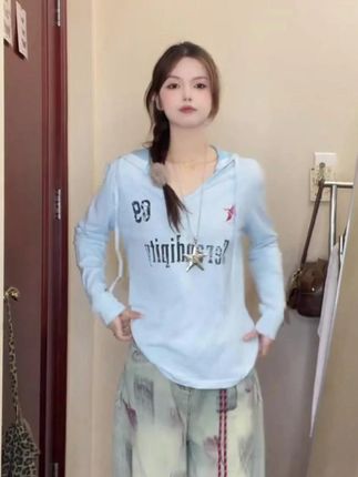 做旧感的美式复古小长袖!上身自带氛围感#美式辣妹 #平价穿搭 #早秋穿搭 #谁穿谁好看 #小个子穿搭