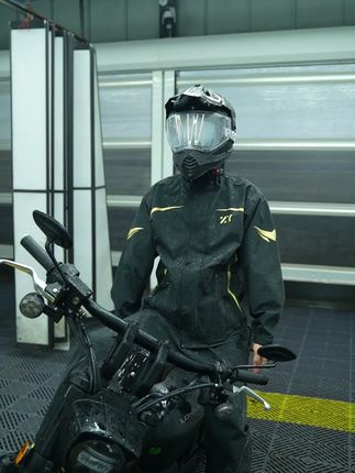 下雨天穿上这件套装雨衣,再也不用担心啦,从上到下全身防水。#电动车 #钓鱼 #雨衣
