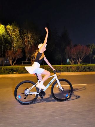 #年轻人有自己的骑行方式 #户外风让生命力具象化了 路灯一盏盏后退,烦恼一点点清零Q~#骑行city不city #就这样骑进夏天吧 #RS730公路自行车