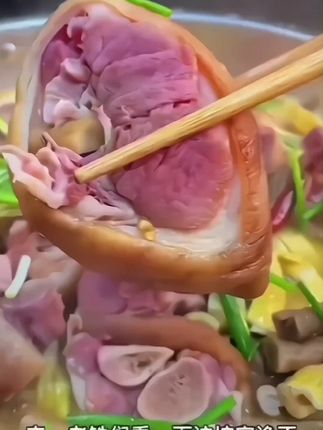 几十块钱一只的腊猪脚前脚哈,烟熏腊猪脚都是肉多的,买回去炖萝卜炖洋芋真的太安逸了!喜欢老乡赶紧去吃#腊猪脚#哎呀妈呀太香了#家乡的味道#腊猪蹄