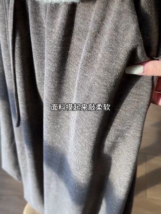 试过才信!裤子面料软如棉花糖,垂感绝了 #百搭神裤 #简约搭配 #休闲女装 #慵懒风 #梨形身材穿搭