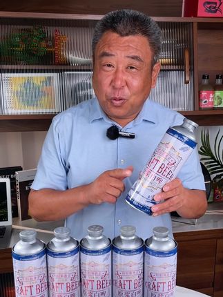 你们要的低价精酿白啤来了,麦汁浓度13°p,酒精度4.5%vol,入口麦香浓郁,泡沫细腻,趁现在活动期间,兄弟们可以冲了!#啤酒#精酿啤酒#原浆啤酒#酒水节#举杯共此时