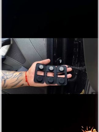 大众车主需留意车门限位器附近的圆形孔洞,因该部位裸露易进水,可能导致开关门异响、车窗电机卡壳等问题,建议安装专用防水盖解决 #大众  #车门限位器保护盖  #汽车用品  #强烈推荐