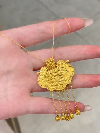 足金天子门生吊坠,充满了中式黄金的高级感,东方韵味十足!!(2600)#首饰分享 #黄金吊坠 #黄金首饰 #足金999 #美开乐珠宝