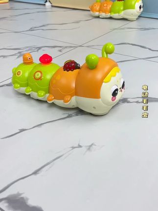 #儿童玩具 可爱万向行驶毛毛虫~宝宝追着玩、爬行,还有灯光音乐,宝宝喜欢看~#哄娃神器 #电动毛毛虫玩具 #儿童益智