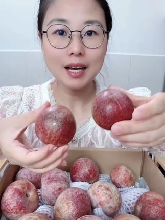 新疆的恐龙蛋杏李,鲜甜多汁,果肉是纯甜细腻的,果皮是脆的带点微酸,混合着一起吃口感丰富巨好吃,爱吃李子的放心拍!# 新疆恐龙蛋 # 恐龙蛋杏李 # 杏李 # 李子 # 快来一起尝个鲜 #好物 推荐 杏李 C
