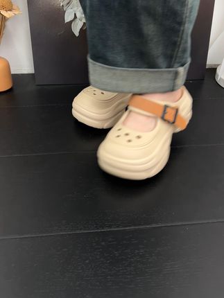 姐妹们!!!这个洞洞鞋上脚也太好看了吧 #夏季新款#软底软面穿上超舒服#好穿又好搭#好穿不累脚
