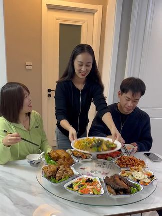 有了餐桌电动转盘,招待客人再也不用站起来夹菜了,非常方便,真是家庭聚餐的神器。#电动餐桌转盘 #餐桌电动转盘 #转盘厂家 #餐桌转盘