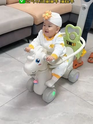 家里有小宝宝的注意了,一定要给它买这个摇摇马,可以当摇马,也可以当推车,还可以当做滑滑车来玩,而且它还是二合一的玩具,加宽的底座更加稳固,让宝贝开心玩耍。#摇摇马