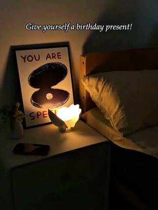 送礼天花板!这盏小夜灯让我闺蜜夸了我半个月 纠结了好久生日礼物~ 最后选了这盏贝壳珍珠灯! 好闺闺收到后直接疯狂心动! 奶fufu的贝壳 + 发光珍珠,颜值超高! 礼盒包装精致又高级,拿在手里超有分量~ 不仅好看还超实用!长按调光、可拆磁吸灯珠 30 分钟定时伴睡,不管是怕黑星人还是追剧党都能用耶~ 晚上开着小夜灯睡觉超有安全感,送礼选它准没错! #小夜灯 #氛围灯 #礼物推荐 #送礼佳品 #怕黑就开灯#