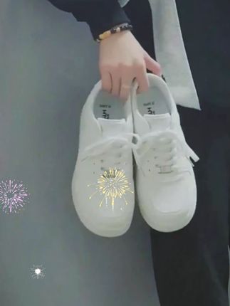 兄弟们!2025新款秋季环球厚底内增高小白鞋来啦!它可是透气男鞋中的佼佼者,还是百搭休闲运动板鞋哦!这鞋不仅时尚感爆棚,厚底设计还能悄悄增高,让你瞬间气场两米八。不管是搭配牛仔裤还是运动裤,都超好看!还等什么,赶紧冲!#男款小白鞋 #秋季新款 #透气男鞋 #内增高鞋 #百搭板鞋