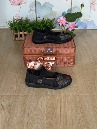 夏日里妈妈遛弯缺双好鞋?这款布鞋软底防滑,走起来轻松又稳当 透气设计,夏天穿也合适!老北京布鞋官方旗舰店正品妈妈鞋单鞋一脚蹬舒适不累脚2025新款中老年镂空老人本命年软底防滑防摔夏季轻便女鞋透气平底闰月奶奶鞋休闲鞋#老北京布鞋#老人鞋#老北京布鞋妈妈鞋#奶奶鞋#老北京网面妈妈鞋