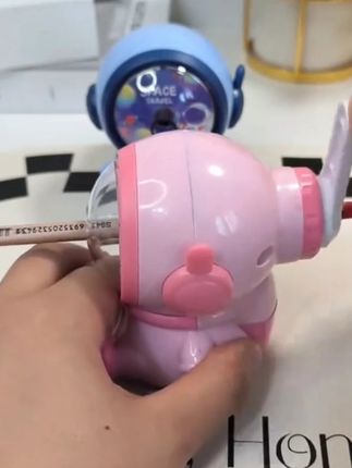 现在很多孩子都很喜欢用这个宇航员削笔刀,便宜还挺好用,我这个是两年前买的,还没有坏掉,能够削多种笔型!#文具安利 #削笔刀 #削笔器