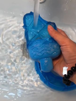 遛狗回来咬个狗狗汪汪冰,爽~只需要简单注水放冰箱冰几个小时,狗狗就可以冰爽一夏了~#新手养狗 #狗玩具 #狗夏天 #汪汪冰 #狗用品