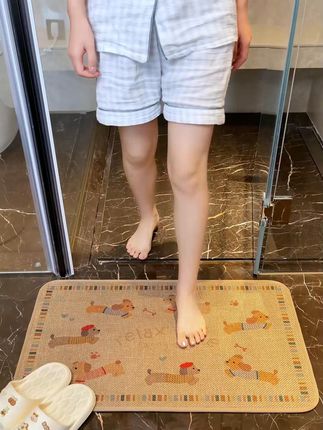 关键我们还是吸水速干的, 不会发霉发臭, 吸水效果肉眼可见的好, 表面是一整面的仿亚麻材质, 脏了用水一冲就干净, 最主要的是这防滑, 我这样跳上去都不会滑, #浴室地垫 #浴室地垫推荐 #好物种草 #好物推荐 #回购率超高