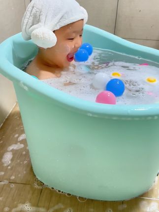 这个季节给宝宝洗泡泡澡真的太舒服了! #泡澡桶#儿童