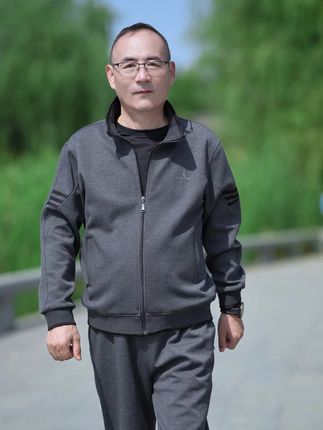 马上就要过节了,把这套秋季运动套装送给老爸很合适。#秋季上新 #爸爸装 #宽松版型