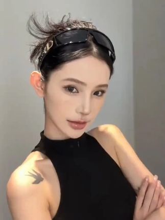 意外的好看出片啊,又特别又高级焊在脸上了 #墨镜 #墨镜推荐 #墨镜一戴谁也不爱 #显脸小