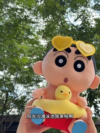 阳光沙滩泳池我来啦 不是怎么是没水了呀#蜡笔小新 #毛绒玩具 #布娃娃 #玩偶