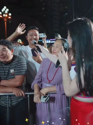 云南小黑哥挑战唐艺大舞台,声音神似张信哲,和唐艺合唱惊艳全场!#唐艺  #音乐现场  #神级现场  #唐艺大舞台  #户外直播现场