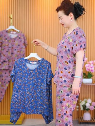 对妈妈说不出的感恩,那就送这件衣服代替吧,虽然不贵,但是妈妈笑的很开心#中老年女装#妈妈装#谁穿谁好看