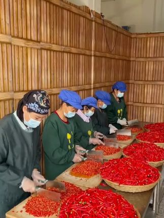 手工剁椒酱,香辣好吃,可以直接拌饭拌面夹馒头吃 #无辣不欢 #手工剁椒酱 #剁椒鱼头L