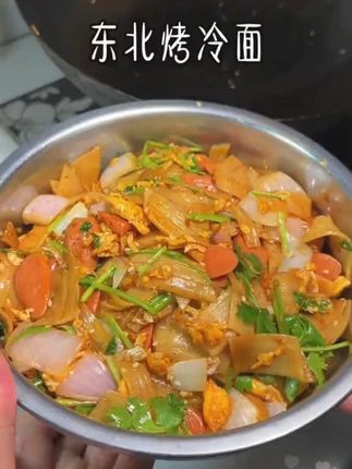 别再去路边摊吃 #烤冷面 了,自己在家做酸甜可口,干净卫生,孩子说比买的还好吃#东北烤冷面 美食