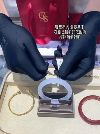 不要问妈妈要不要 直接给妈妈来一套#给妈妈的礼物 #惊喜跟礼物都是来自爱你的人 #晒手镯 #周大生玉石旗舰店