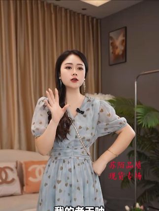 2025夏爱心设计感小清新V领显白气质高腰显瘦静奢风洋气女连衣裙#女装 #连衣裙 #穿搭日记 #品质女装 #轻奢女装 #