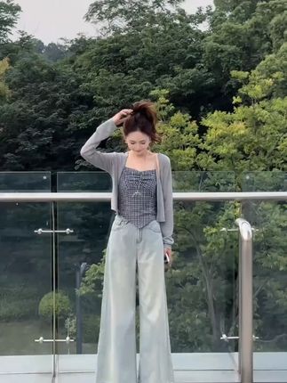 日式辣妹风网红秋季设计感格子不规则显瘦吊带背心防晒衫时尚套装#日式辣妹风 #秋季套装 #格子吊带 #防晒衫套装 #时尚设计