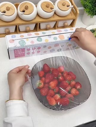 #滑刀pe保鲜膜 自带切割器的保鲜膜使用起来也太方便了吧,再也不怕浪费了,家里吃的水果蔬菜包好放冰箱里保鲜还不串味#食物保鲜 #保鲜膜 #厨房好物 #超便宜超划算